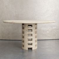 Table à manger ronde en marbre avec base en treillis entrelacé, table de dîner en pierre naturelle fabriquée à la main pour villa, intérieur de maison de luxe