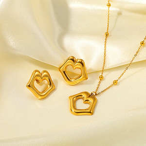 Ensemble collier et boucles d'oreilles tendance en forme de lèvres pour femmes |   Acier inoxydable plaqué or 18K PVD |   Durable, imperméable, hypoallergénique - Product Image 3