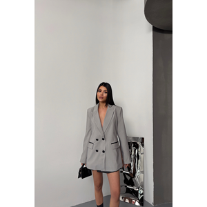 เสื้อแจ็คเก็ตผู้หญิงสีเทา ดีไซน์เนอร์ พร้อมกระดุมและผ้าคลุม - Product Image 4