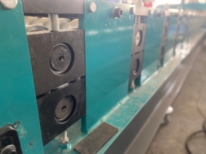 Machine de formage à froid de tôles trapézoïdales à grande vitesse <span class=keywords><strong>pour</strong></span> la production de panneaux de <span class=keywords><strong>toiture</strong></span> métalliques - Product Image 5