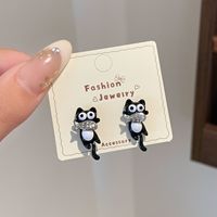 Venta al por mayor de nuevos y lindos pendientes de gato negro con orejas de pez, exquisitos y de alta gama, con agujas de plata para mujer, estilo caricatura.