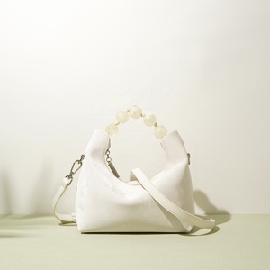 Monederos y bolsos de mujer con cadena de perlas satinadas de alta calidad personalizados, bolsos de hombro tipo bandolera de moda de lujo para mujer - Product Image 4