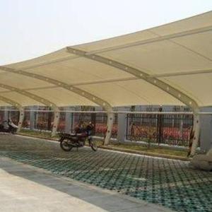 Abri de voiture extérieur 900G-1050G en PVDF/PVC, résistant aux UV, ignifuge, anti-moisissure, installation facile - Product Image 1