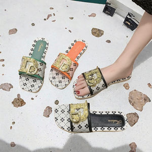 Sandales plates élégantes pour femmes à bout pointu avec semelle intérieure en PVC, boucle métallique pour l'été et la plage, vente en gros de chaussures pour femmes - Product Image 2