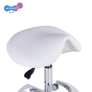 Cadeira de Beleza para Salão com Apoio para os Quadris e Pedal, Altura Ajustável de 14cm, Rotação de 360 Graus, Estofamento em Couro, Banco de Barbeiro - Product Image 4