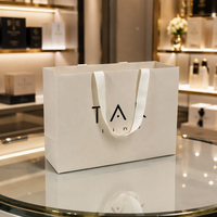 Sac en papier de haute qualité pour le shopping, impression personnalisée du logo avec logo noir, insert en feuille d'aluminium, poignée en ruban pour emballage cadeau