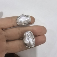 Bague de cocktail pour femme en laiton plaqué or 18 carats, bague élégante et massive avec perle de forme non conventionnelle, un cadeau de fête tendance pour elle