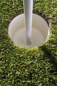 Pelota de golf sobre césped artificial, superficie de putting verde, césped sintético, césped exterior, realista, de alta simulación - Product Image 4