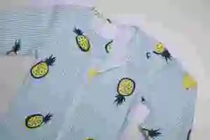 ملابس الطفل حديث الولادة، بدلة جسمية نوم مع شعار مخصص، قماش ألياف الخيزران بلون سادة، بيجامات قطعة واحدة للأطفال مع سحاب