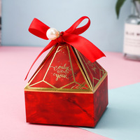 Boîte à dragées de mariage de luxe en forme de pyramide, prix de gros, avec décoration perles et ruban, revêtement UV et pelliculage mat
