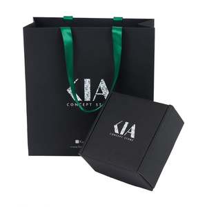 Sac en papier cadeau de luxe noir mat en gros avec logo pour vêtements, sac d'emballage personnalisé - Product Image 5