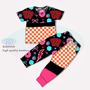 Set Sportivo OEM per Bambini in Fibra di Bambù, 2 Pezzi, T-shirt Morbida ed Elastica e Pantaloni con Stampa Auto da Corsa, Abbigliamento Sportivo per Ragazzi - Product Image 5