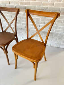 Chaise en plastique imitation bois à dossier en X, durable et empilable, idéale pour la location d'événements et <span class=keywords><strong>de</strong></span> banquets - Product Image 3
