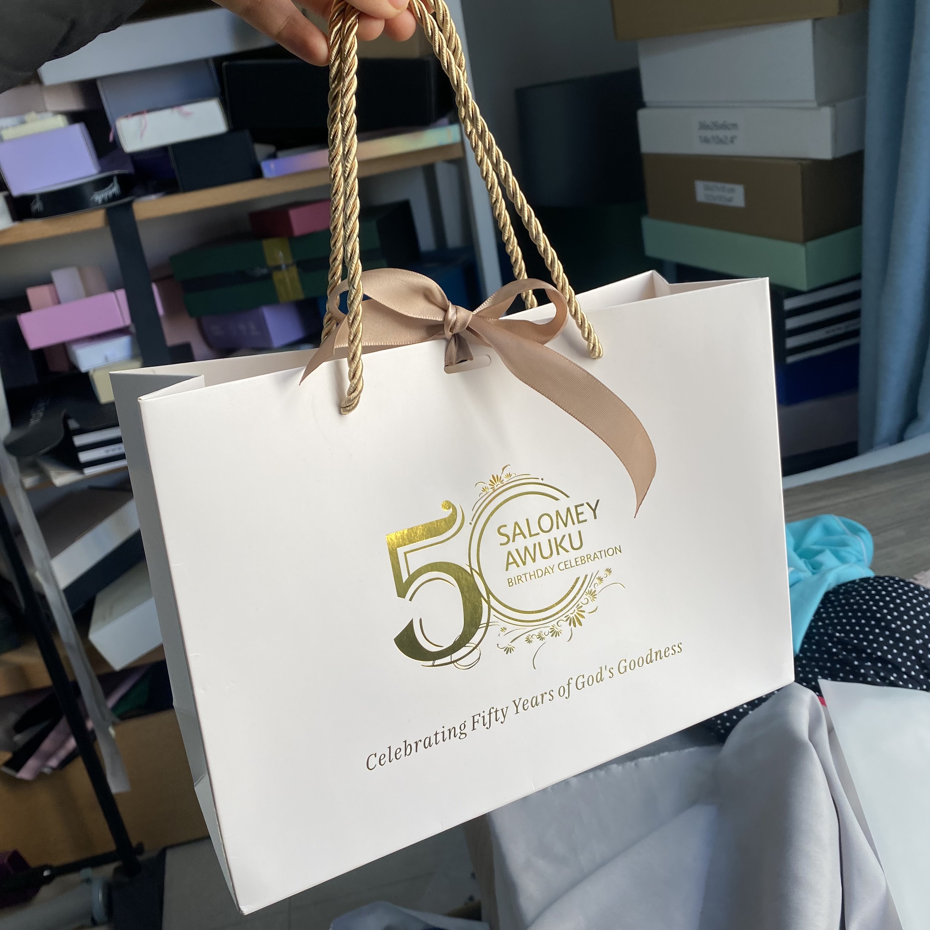 28x9.5x20cm Medium Size Custom Luxury Paper Bag Boutique Retail Packaging Gift Bag White Shopping Bags with Ribbon