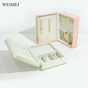 Caja de Joyería Magnética WEIMEI Estilo Libro Mágico, Forro de Gamuza Verde y Rosa para Organizar Anillos y Aretes - Product Image 2