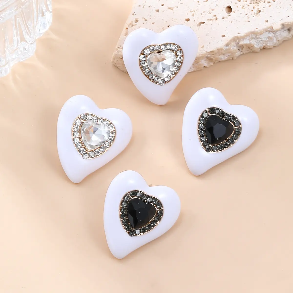 Wholesale Price Heart Shape Zinc Alloy Stud Earrings White Fashionable Jewelry Vintage Earrings For Women