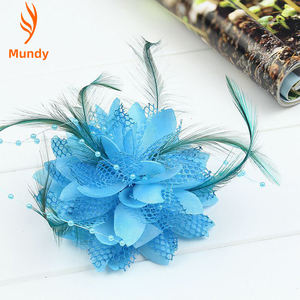 Pinza para el pelo con plumas y flores de seda para fiestas, bodas, festivales, escenarios, cosplay y looks casuales - Product Image 4