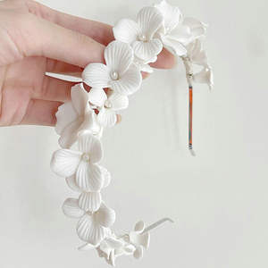 Couronne de <span class=keywords><strong>fleurs</strong></span> en porcelaine blanche faite à la main, couvre-chef de mariée, diadème, perle d'eau douce, accessoires de <span class=keywords><strong>cheveux</strong></span> de <span class=keywords><strong>mariage</strong></span>, bijoux de bal pour femmes - Product Image 4