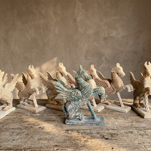 Juego de Esculturas de Caballos Alados de Madera Hechas a Mano, Figuras de Animales Talladas para Decoración de Mesa de Salón - Product Image 5