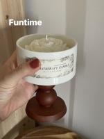 Pfingstrosenförmige Duftkerze im Keramikbecher mit Holzständer, handgeschnitzte Sojawachs-Aromatherapie-Kerze, luxuriöse Tischdekoration für Zuhause