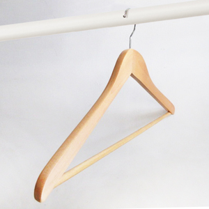Perchas de madera natural cóncavas clásicas de 14 mm de grosor con gancho cromado para almacenamiento en suites ejecutivas, perchas de ropa de madera de lujo premium. - Product Image 6