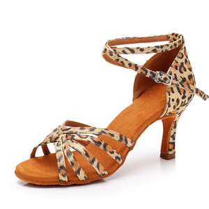 Vente en gros <span class=keywords><strong>chaussures</strong></span> de danse latine de salon en cuir/<span class=keywords><strong>chaussures</strong></span> de danse latine de salle de bal pour enfants <span class=keywords><strong>chaussures</strong></span> de danse à talons hauts - Product Image 3
