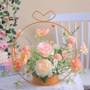 Canasta de Alambre Metálico con Rosas, Margaritas y Flores Artificiales para Decoración de Sala de Estar y Comedor - Product Image 1