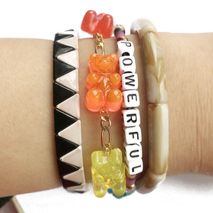 Pulsera chapada en oro de múltiples colores caramelo yute oso pulsera de cadena Figaro - Product Image 3