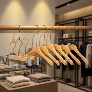 Cintres en bois de pin naturel de qualité supérieure avec pinces en plastique ABS, écologiques, pour le rangement de vêtements de boutique, logo personnalisé - Product Image 1