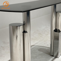 Table de luxe rectangulaire élégante pour le couloir, console en verre français avec pieds en acier inoxydable, dernière collection 2023