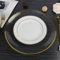 Assiettes de présentation de mariage modernes et élégantes en verre dépoli avec bordure métallique texturée martelée et rebord doré, transparentes, écologiques et personnalisables