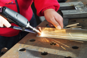 เครื่องเชื่อมเลเซอร์แบบมือถืออัตโนมัติ 3 in 1 สำหรับเชื่อมสแตนเลส - Product Image 3