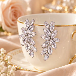 Boucles d'oreilles à clous en forme de fleur pour femmes, design floral élégant, boucles d'oreilles stylisées adaptées aux robes, aux fêtes et aux cadeaux - Product Image 4