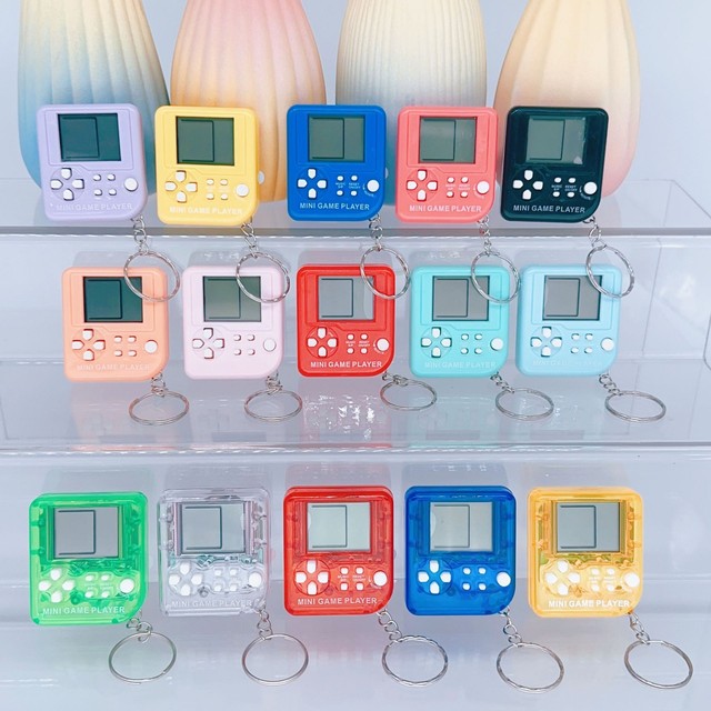 1pc Retro Style Nostalgic Electronic Game Keychain, Compact Handheld Gaming Machine Keyring with Fidget Toy Function