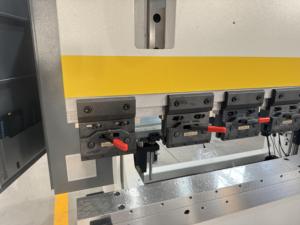 เครื่องพับแผ่นโลหะระบบไฟฟ้า CNC ความแม่นยำสูง อัตโนมัติ ขนาด 100 ตัน 3200 มม. สำหรับแผ่นสแตนเลส เหล็กกล้าคาร์บอน และอะลูมิเนียม - Product Image 4