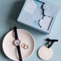 Boîte cadeau rigide en papier personnalisée avec logo en relief, dorure à chaud et doublure en velours pour emballage de bijoux et montres