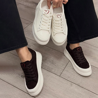 Chaussures de marche à plateforme brodées en forme de cœur de style rétro, respirantes, à semelle épaisse, confortables, absorbant les chocs, pour un usage quotidien et la rue