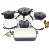 Ensemble de batterie de cuisine en fonte émaillée multicolore au design classique, comprenant un faitout, une cocotte, une poêle et une collection de plats de cuisson en métal émaillé