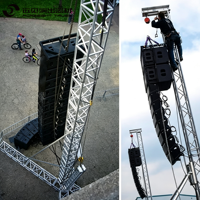 Estructura de torre de armazón para instalación de audio profesional en escenarios, con alto estándar de seguridad para la producción de eventos a gran escala.