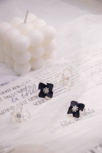 Boucles d'oreilles pendantes en argent style bohème français, motif fleur noire émaillée, petites fleurs, bijoux de mode - Product Image 4