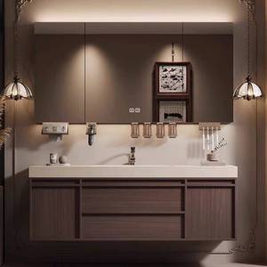 Miroir éclairé anti-buée intégré dans un meuble de salle de bain de style ancien avec grand lavabo - Product Image 1