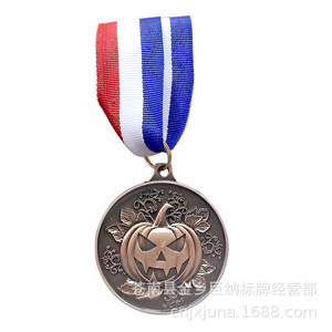 Médaille Citrouille Géante 5cm en Alliage Or Antique Argent Bronze Pendentif Citrouille d'Halloween Cadeau de Bureau Conception Personnalisée Disponible - Product Image 1