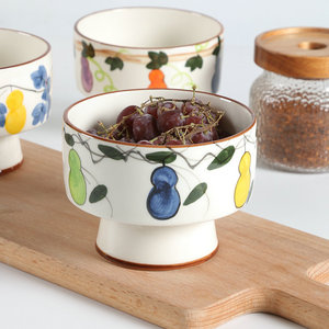 Cuenco de cerámica con pie alto, pintado a mano, para frutas y aperitivos, con diseño floral bajo esmalte, para fiestas. - Product Image 2