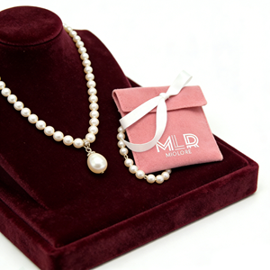 Bolsa de Regalo para Joyería de Gamuza <span class=keywords><strong>Rosa</strong></span> Pálido con Solapa Tipo Sobre, Logotipo Personalizado y Lazo de Cinta - Product Image 1