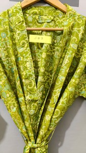 Bata de dormir informal de seda 100% tejida con estampado paisley verde para mujer, manga corta, cuello vuelto, largo completo - Product Image 4