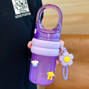 Botella de agua morada, bonita y moderna para niñas, con dije de margarita, compacta, portátil, de plástico, para beber directamente, para estudiantes. - Product Image 3