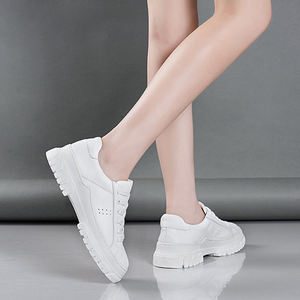 Il primo strato di pelle bovina piccole <span class=keywords><strong>scarpe</strong></span> <span class=keywords><strong>bianche</strong></span> da <span class=keywords><strong>donna</strong></span> in nuova pelle traspirante All-Match Flat Tide Sneakers <span class=keywords><strong>scarpe</strong></span> sportive Casual - Product Image 3