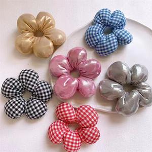 Vente en gros de chouchous pour cheveux rose bonbon et volumineux, style européen et américain, élastiques à cheveux pour bébés filles et enfants avec fleurs en tissu - Product Image 1