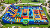 Aire de jeux gonflable sur le thème des courses automobiles avec toboggans, jeux d'obstacles et jeux interactifs pour événements et locations