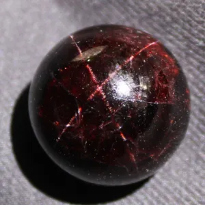 Yüksek cilalı doğal bordo granat taş topu 2cm çaplı Garnet küreler yıldız ışığı